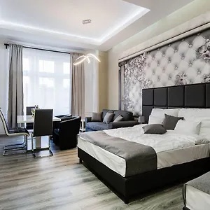 A Golden Star Modern Luxury And דירה